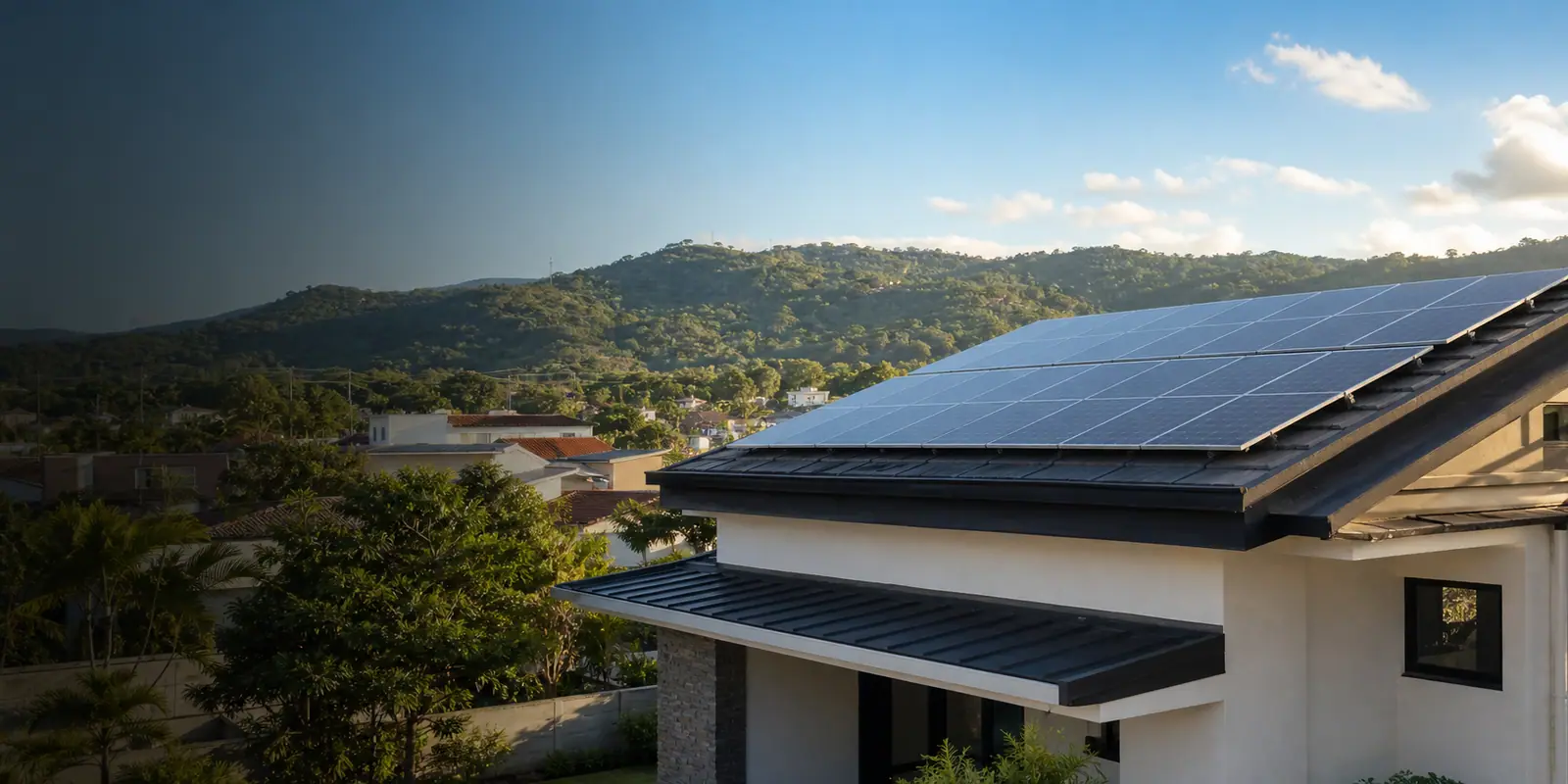 Vivienda con paneles solares en El Salvador